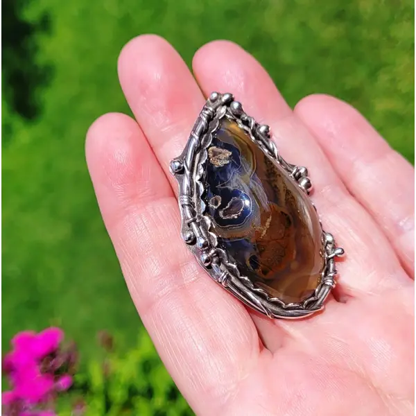 Une bague argent massif 925 avec un superbe cabochon coyamito agate du brésil .... pour le côté vintage !!!!
