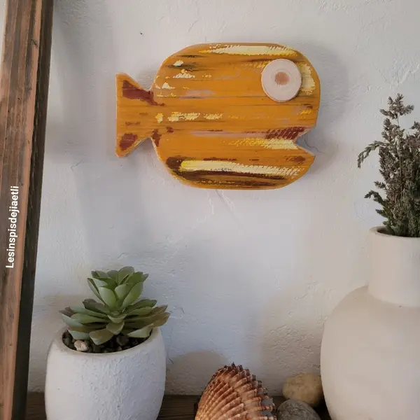 Gros poisson mural jaune orangé en bois recyclé, décoration bord de mer en bois de récupération.