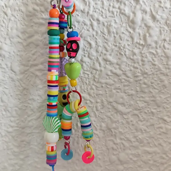 Porte cles halloween multicolore tête de morts bijou de sac décalé festif unique