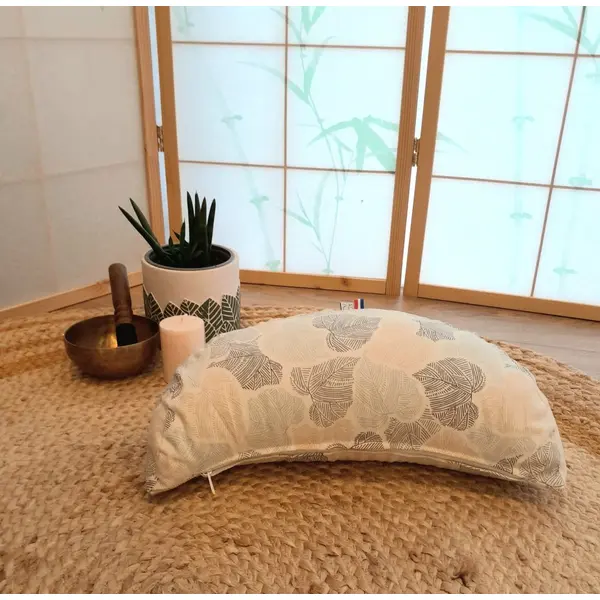 Coussin de méditation demi lune pour méditer se poser partager motif feuillage ecru