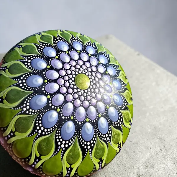 Grande pierre mandala bronze & mauve en plâtre résine – peinte à la main