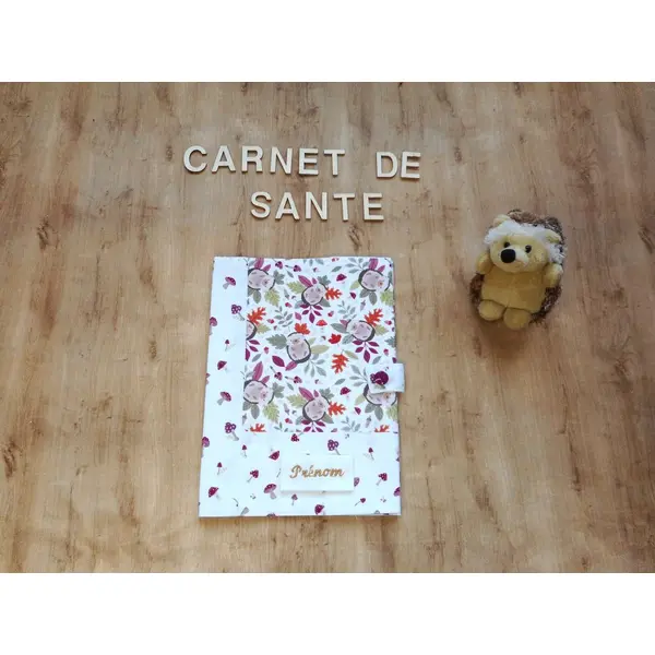 Cadeau naissance baby shower, housse de carnet de santé bébé enfant, hérisson dans feuillage, bébé prénom,