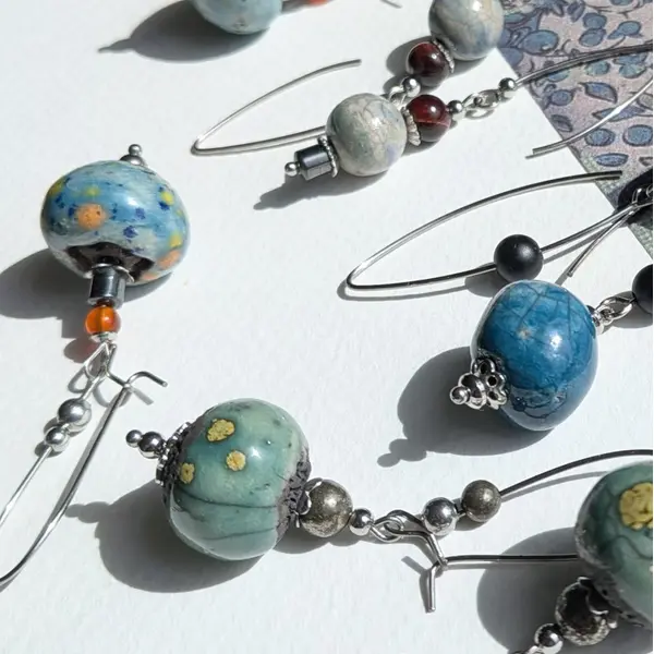 Terre originelle - boucles d'oreilles céramique raku au choix quatre modèles bleu ou vert pierres naturelles acier inoxydable