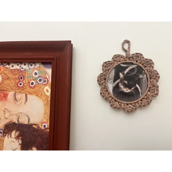 Cadre photo en raphia crocheté — décoration murale vintage et fait main
