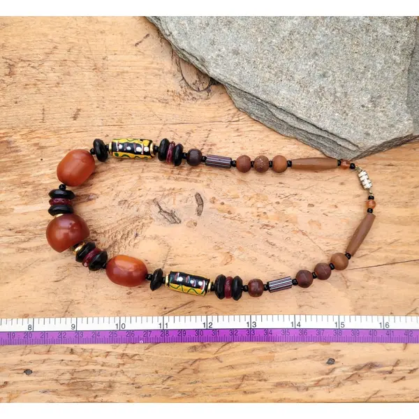 Un collier tribal ethnique avec perles vénitiennes de murano millefiori, ambre ... : "terres naturelles"