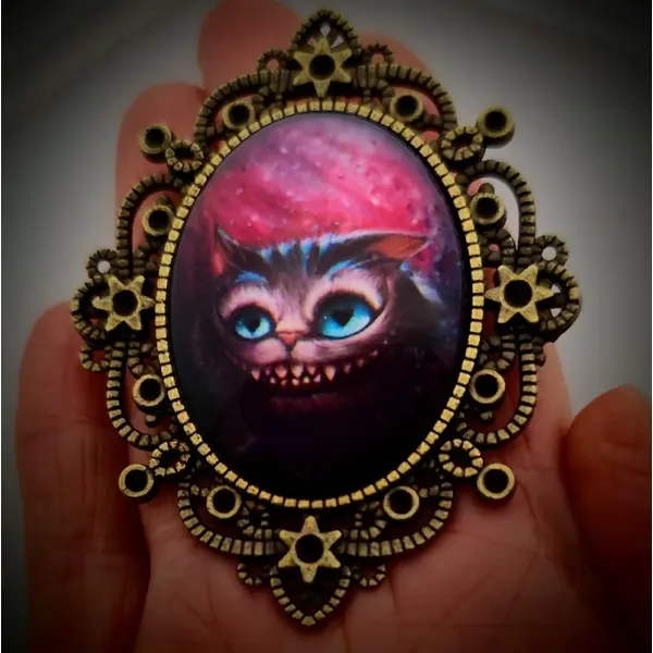 Broche "sourire du chat" gothique féerique. célébration du monde à l'envers.