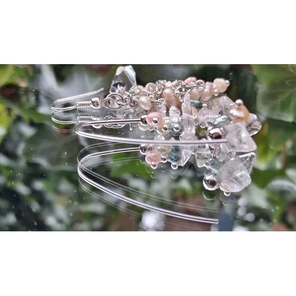 Boucles d'oreilles asymétriques "éclat d'eau douce" – perles nacrées et verre – acier inoxydable