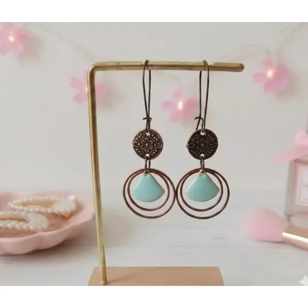 Boucles d'oreilles anneaux cuivre rouge et sequin émail triangle