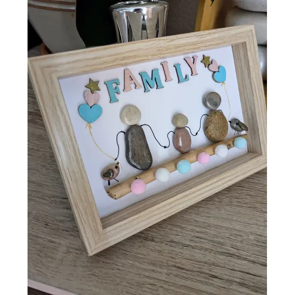 Cadre décoratif famille en galets et pompons