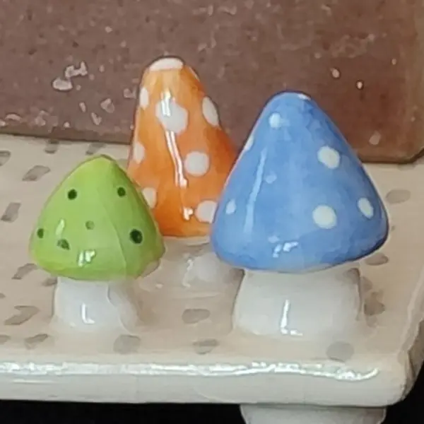 Porte-savon en céramique fait main avec décor de champignons fantaisie.