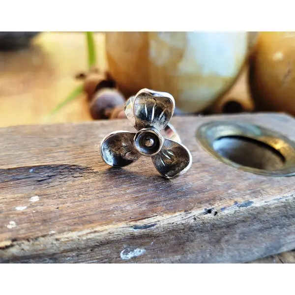 Côté vintage : une bague artisanale en argent massif 925 avec des fleurs stylisées de muguet épanoui ...