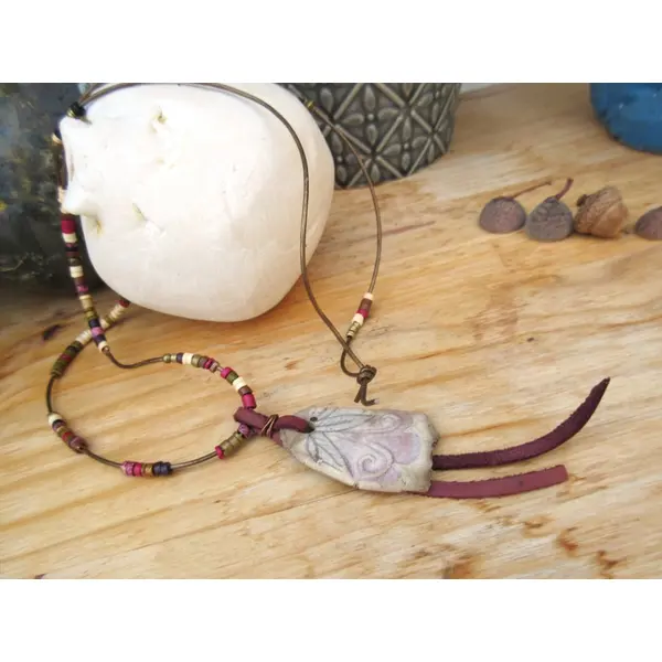 Secret poétique: un collier pour un sourire dans les yeux avec cette superbe céramique primitive