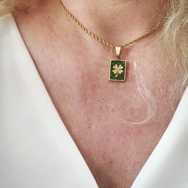 Collier trèfle émeraude – acier inoxydable doré