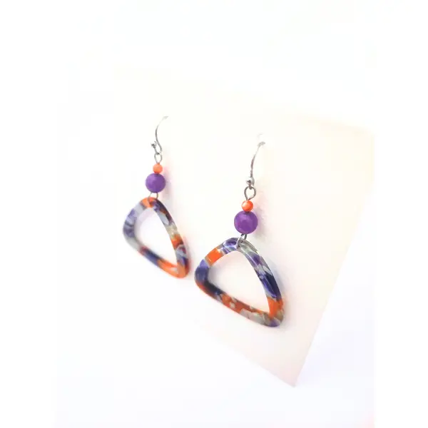 Boucles d'oreilles triangles en acétate colorés et perles assorties