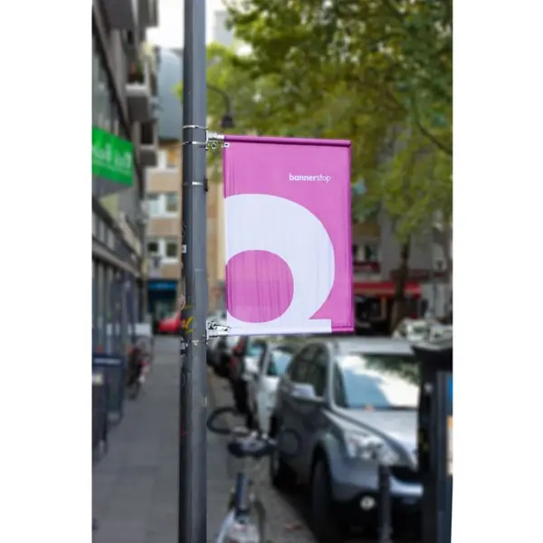 Porte-drapeau pour lampadaire