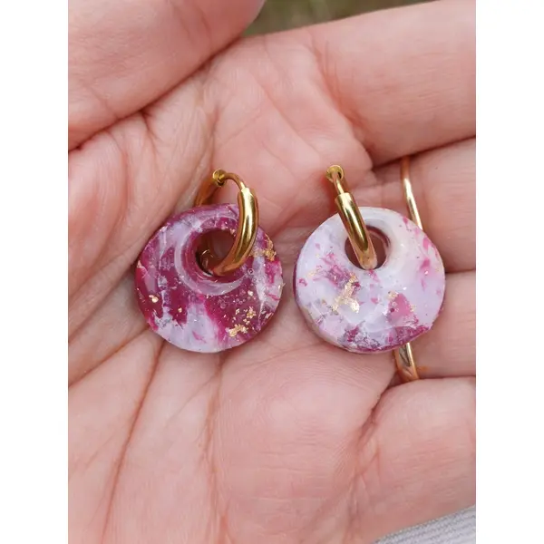 Boucles d'oreilles créoles petit donut en argile polymère marbré rouge bordeaux blanc et anneaux or en acier inoxydable ( 16mm )