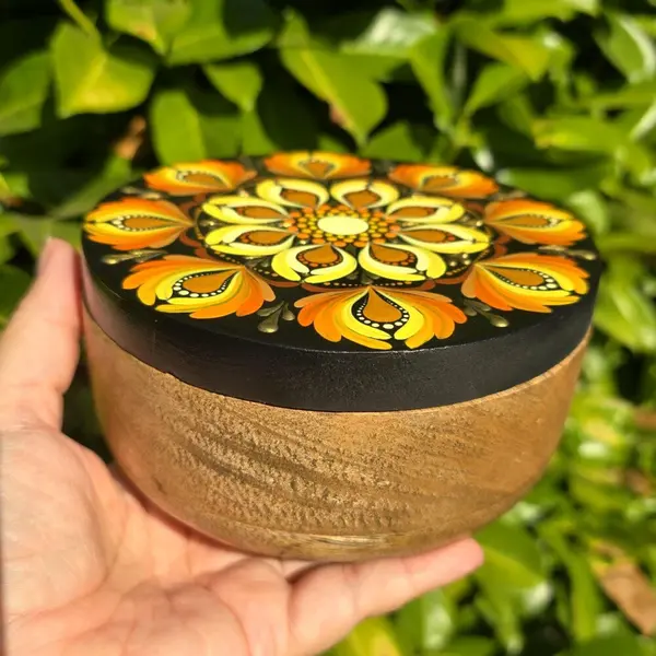Boîte ronde en bois de manguier – mandala jaune, orange & bronze peint à la main - boîte à bijoux