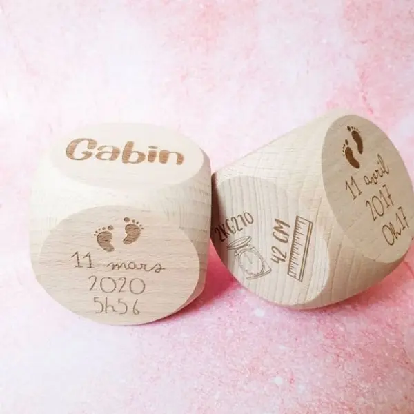Gros cube / dé de naissance personnalisé en bois