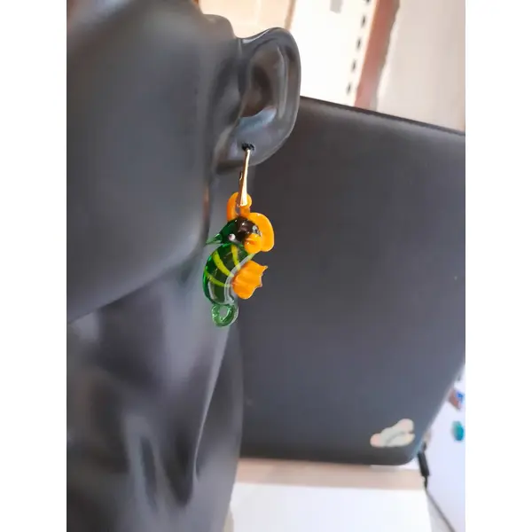 Boucles d'oreille dormeuses hippocampes en verre de murano et argent plaquées or