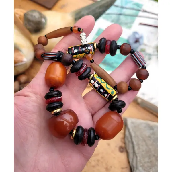 Un collier tribal ethnique avec perles vénitiennes de murano millefiori, ambre ... : "terres naturelles"