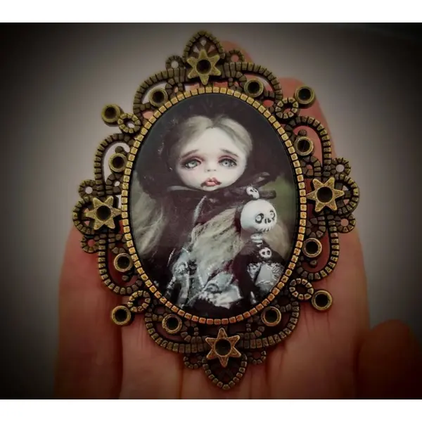Broche poupée gothique - bijou halloween artisanal - cadeau insolite mystérieux.