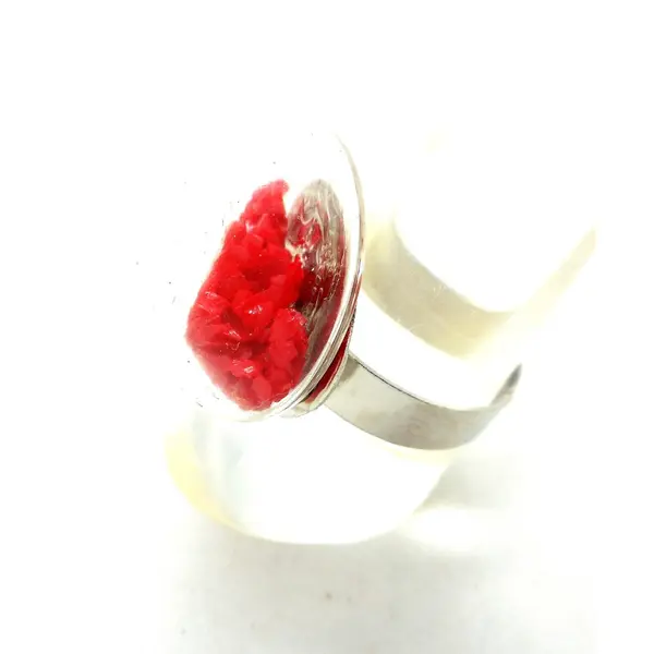 Bague globe en verre sable rouge par breloques et cie