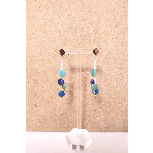Boucles d'oreilles ivoire végétal bleu/vert , acier inoxydable doré , fil de nylon bleu clair .
