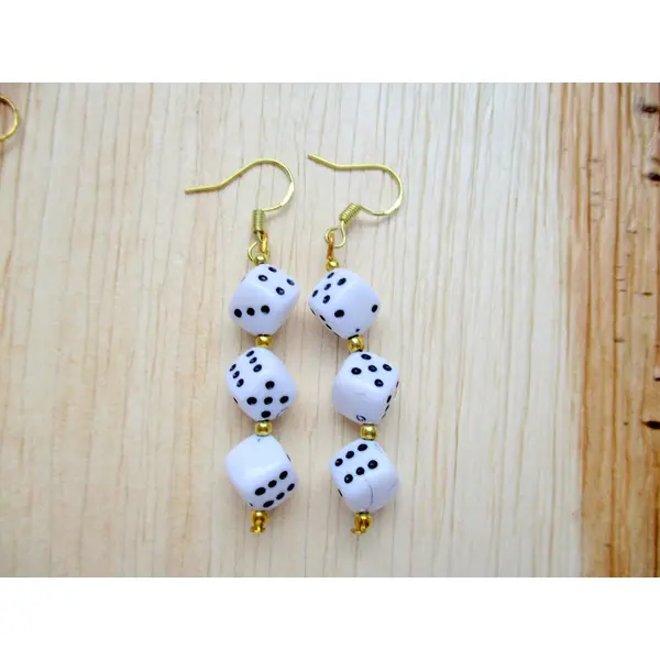 Ensemble de boucles d'oreilles pendant à perles en forme de dés. oreilles percées. personnalisable clips