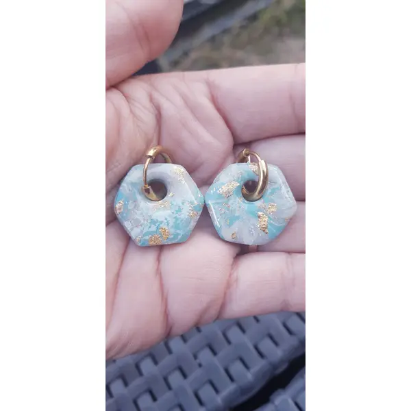Boucles d'oreilles créoles hexagone en argile polymère marbré vert d'eau taupe beige et anneaux or en acier inoxydable ( 16mm )