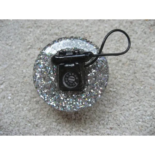 Grande bague ajustable unisexe téléphone noir sur fond gris argenté en résine diamètre 35mm
