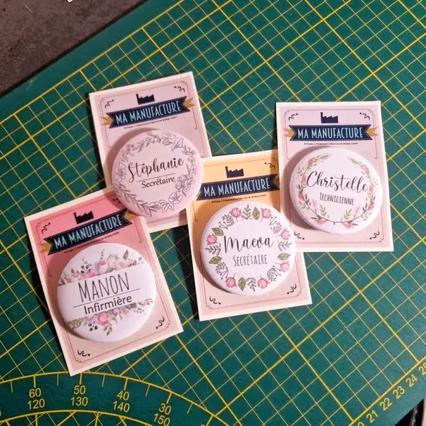 Badge personnalisable aide soignante, infirmière ou autre en 56mm