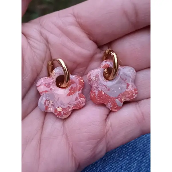 Boucles d'oreilles créoles fleur en argile polymère marbré terracotta orangé gris et anneaux or en acier inoxydable ( 16mm )
