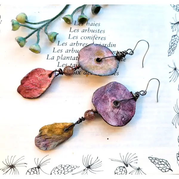 Boucles d'oreille éclectiques asymétriques avec porcelaines artisanales, quartz rutile : "chemin aux epices"
