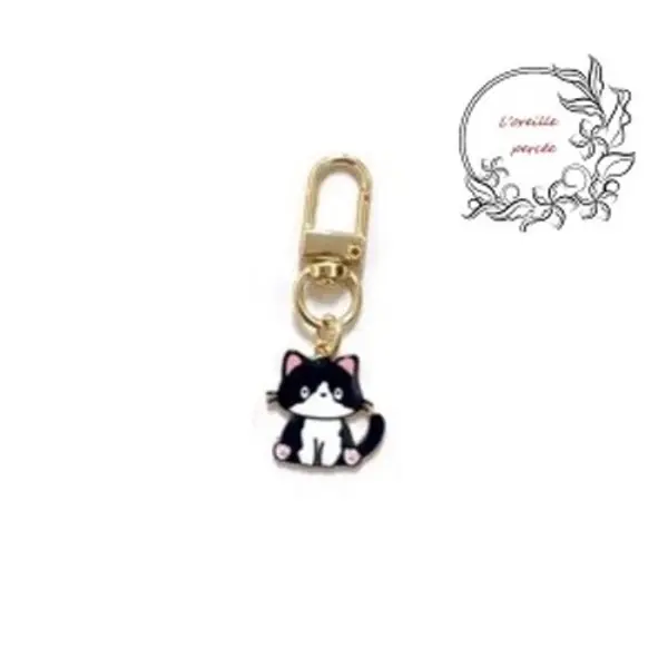 Porte clé chat noir et blanc émail
