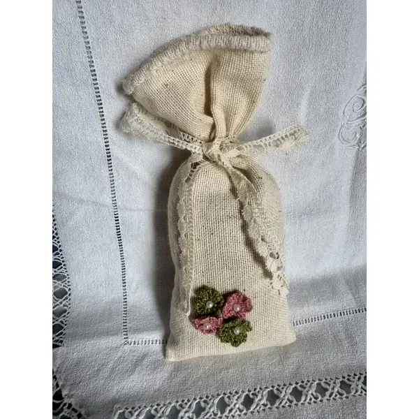 ** sachet de lavande fleuri chic rose / vert ** dentelle, fleurs, perles