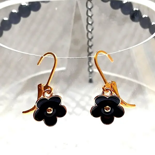 Collier ras du cou en perles noires et pendentif fleur émaillée