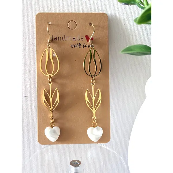 Boucles d’oreilles,fantaisie,tulipe et coeur nacre