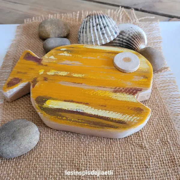 Gros poisson mural jaune orangé en bois recyclé, décoration bord de mer en bois de récupération.