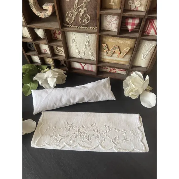 ** pochette ancienne / coussin de lavande " fleurs " ** coton , broderie main
