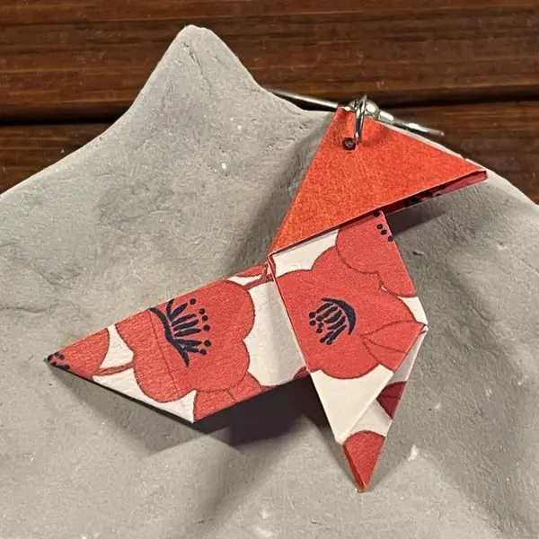 Boucles d'oreilles origami cocotte fleurs rouges v2