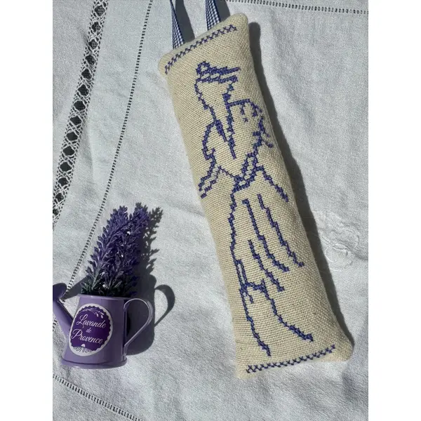 * coussin de porte " arlésienne " * broderie , dentelle de calais , lavande