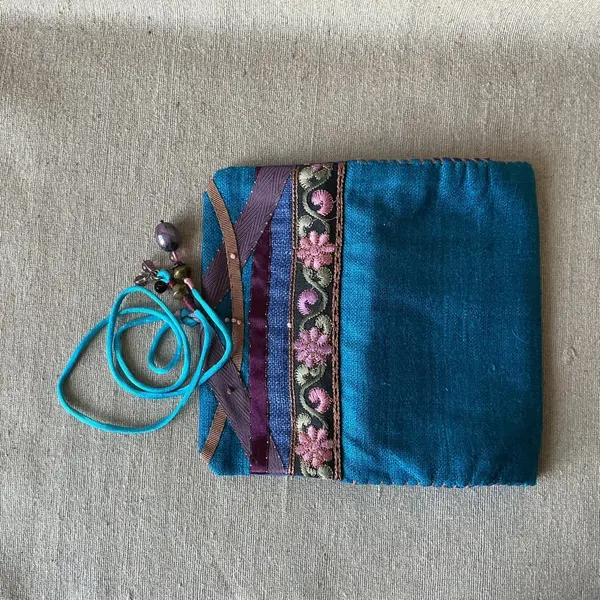 Trousse en soie brute bleu jean et bleu turquoise.