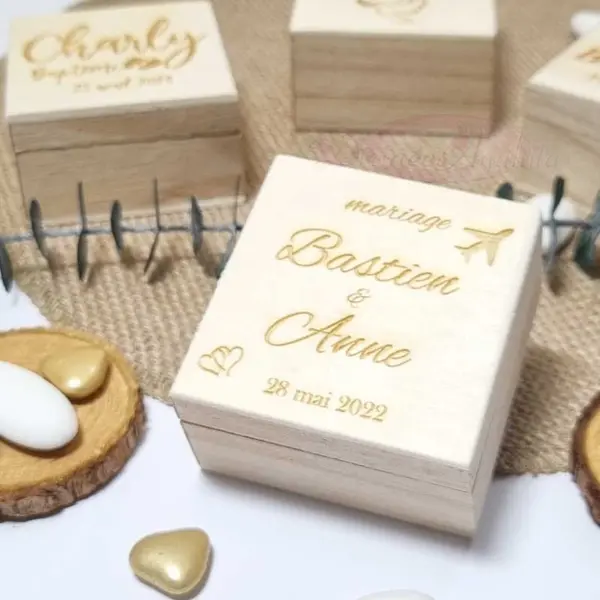 Boite carrée en bois personnalisée pour cadeaux d'invités