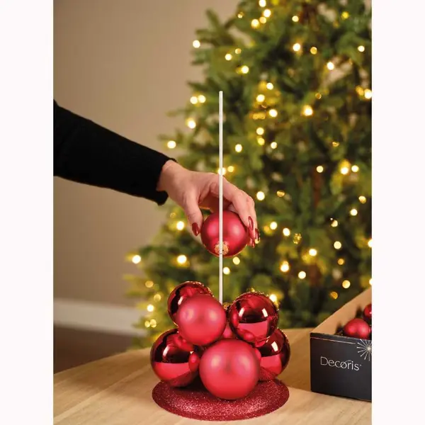 Pyramide de boules de Noël rouges