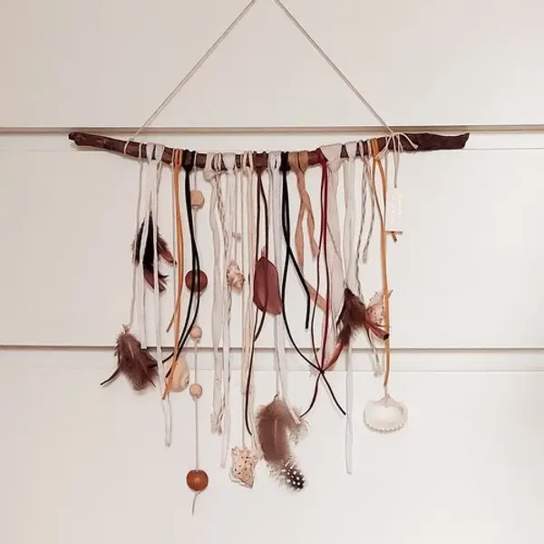 Suspension murale en bois flotté – décoration bohème avec plumes, coquillages et rubans