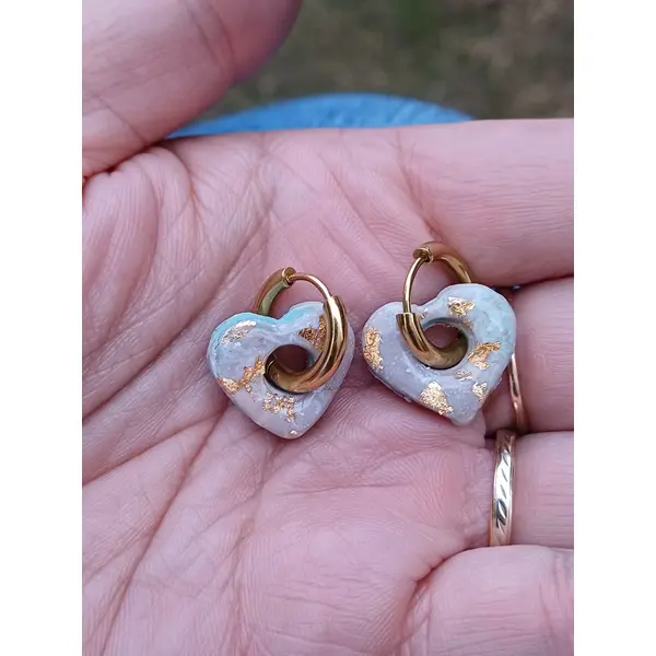 Boucles d'oreilles créoles petit coeur en argile polymère marbré vert d'eau taupe beige et anneaux or en acier inoxydable ( 16mm )