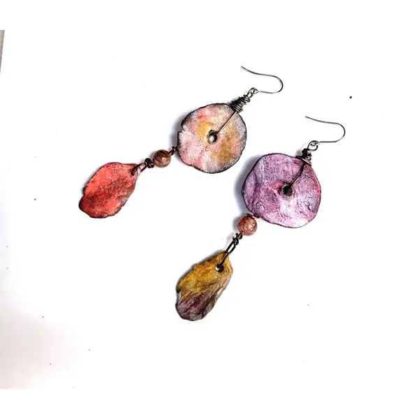 Boucles d'oreille éclectiques asymétriques avec porcelaines artisanales, quartz rutile : "chemin aux epices"