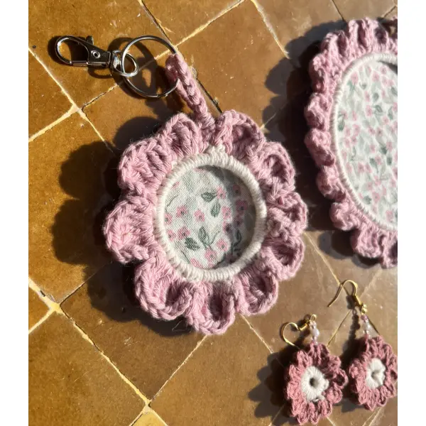Coffret cadeau crocheté fait main — cadre photo, bijou de sac et boucles d’oreilles assortis