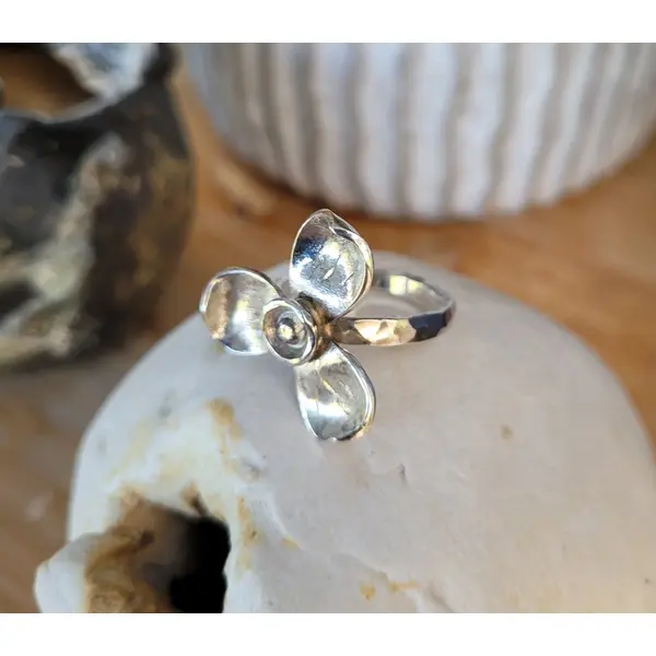 Côté vintage : une bague artisanale en argent massif 925 avec des fleurs stylisées de muguet épanoui ...