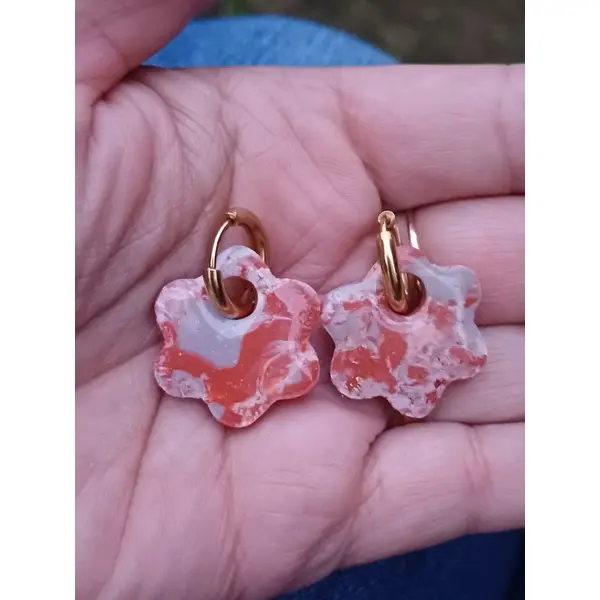 Boucles d'oreilles créoles fleur en argile polymère marbré terracotta orangé gris et anneaux or en acier inoxydable ( 16mm )